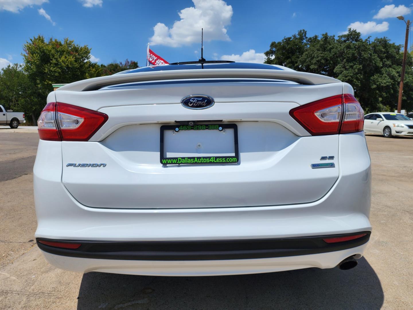 2016 WHITE /BLACK FORD FUSION SE SE ECOBOOST (3FA6P0HD5GR) , AUTO transmission, located at 2660 S.Garland Avenue, Garland, TX, 75041, (469) 298-3118, 32.885551, -96.655602 - Welcome to DallasAutos4Less, one of the Premier BUY HERE PAY HERE Dealers in the North Dallas Area. We specialize in financing to people with NO CREDIT or BAD CREDIT. We need proof of income, proof of residence, and a ID. Come buy your new car from us today!! This is a Super Clean 2016 FORD FUSIO - Photo#4